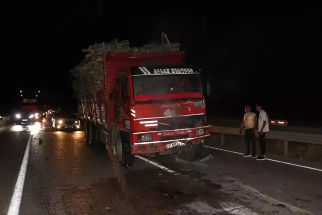Samsun'da Tır ve Kamyon Arasında Sıkışan Araçta 2 Kişi Yaralandı