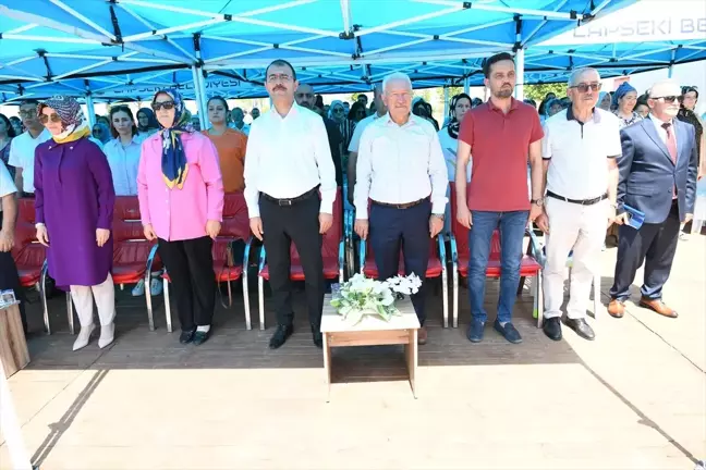 Lapseki Sosyal Yardımlaşma ve Dayanışma Vakfı'nda Yıl Sonu Sergisi ve Belge Töreni Düzenlendi