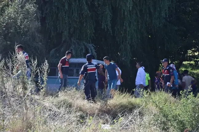 Afyonkarahisar'da tarım işçilerini taşıyan minibüs devrildi: 6 ölü, 8 yaralı