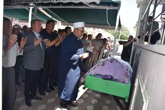 Afyonkarahisar'da minibüs kazasında hayatını kaybedenler toprağa verildi