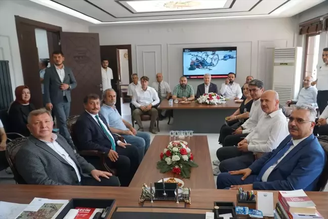 AK Parti Çorum Milletvekili Yusuf Ahlatcı, Osmancık Belediye Başkanı Ahmet Gelgör'ü ziyaret etti