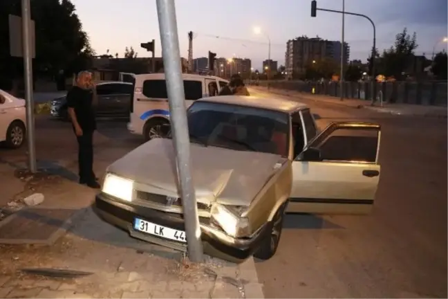 Düz kontakla çalınan otomobil sinyalizasyon direğine çarptı