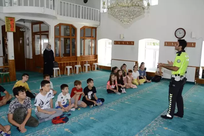 Kırklareli Emniyet Müdürlüğü Kur'an kursu öğrencilerine trafik güvenliği eğitimi verdi