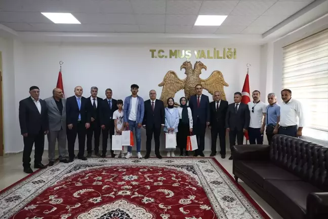 Muş Valisi İlker Gündüzöz, YKS ve LGS Dereceye Giren Öğrencileri Ödüllendirdi