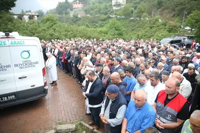 Ordu'da taşkın sırasında kaybolduktan 14 gün sonra denizde bulunan kadının cenazesi toprağa verildi