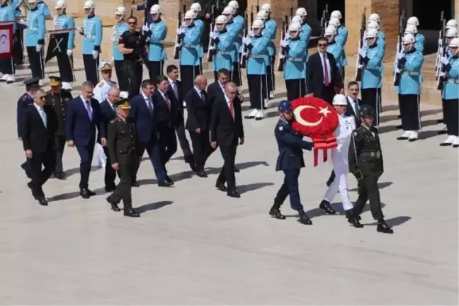 Cumhurbaşkanı Erdoğan, YAŞ Öncesi Anıtkabir'i Ziyaret Etti