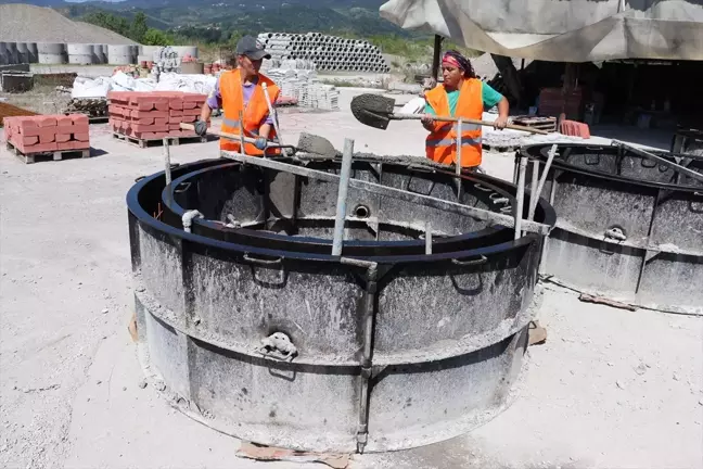 Zonguldak'ta İki Kadın İşçi Beton ve Yapı Malzemeleri Üretiyor