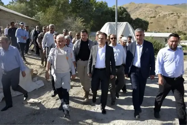 Hakkari Valisi ve Belediye Başkan Vekili İdris Akbıyık, Kaymaklı köyünde cami ve Kur'an kursu inşaatını inceledi