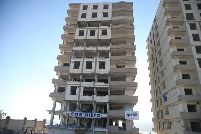 Kahramanmaraş'ta Depremde Hasar Gören Bina Patlayıcı Kullanılarak Yıkıldı