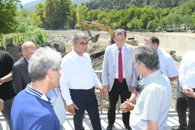 Karabük Valisi Fuat Gürel, sel felaketinin ardından zarar gören alanlarda inceleme yaptı