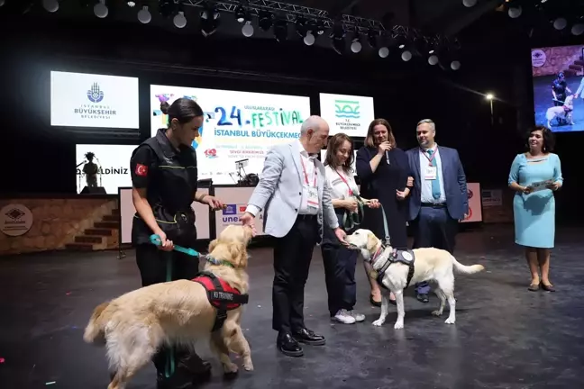 Depremde kahraman köpekler Tigi ve Petra'ya madalya takıldı