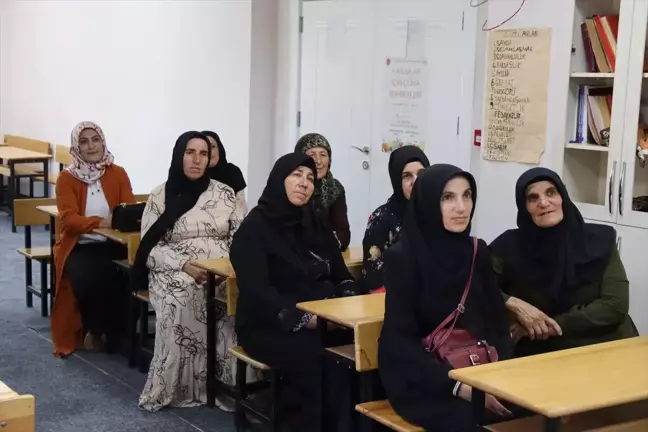 Iğdır'da Kadınlar Okuma Yazma ve Kur'an-ı Kerim Öğreniyor