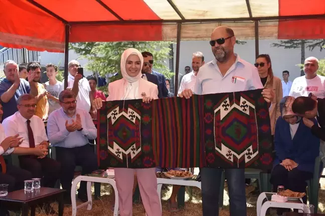 Aile ve Sosyal Hizmetler Bakanı Mahinur Özdemir Göktaş, memleketi Afyonkarahisar'ın Emirdağ ilçesine bağlı Tez köyünü ziyaret etti