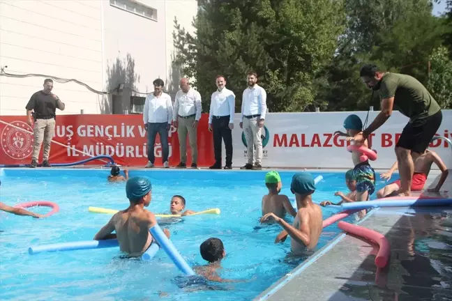 Malazgirt'te Öğrencilere Ücretsiz Yüzme Eğitimi Veriliyor