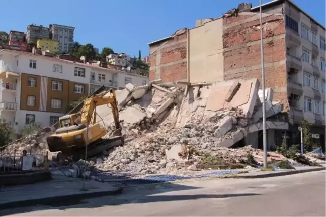 Samsun'da bir kamu binasının yıkımı sırasında hasar oluştu