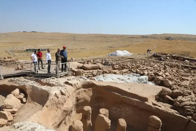Şanlıurfa Valisi Salih Ayhan, Karahantepe Ören Yeri'nde başlayan kazı çalışmalarını inceledi