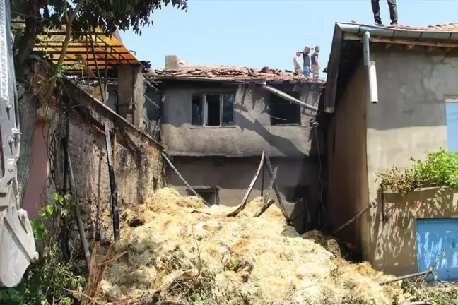 Afyonkarahisar'da tandırdan sıçrayan ateşin neden olduğu ev yangınları söndürüldü