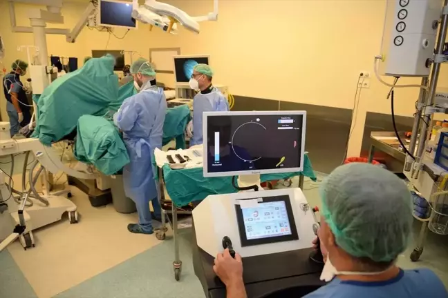 BUÜ Hastanesi'nde Robotik Böbrek Taşı Kırma Ameliyatı Yapıldı