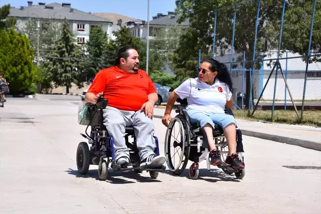 Bedensel Engelli Çift, Para Atıcılıkta Birlikte Hareket Ediyor