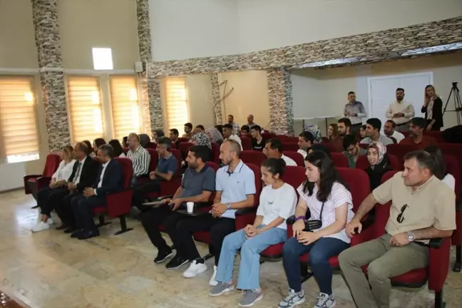 Van'ın Edremit Belediye Başkanı İsmail Say, YKS'de derece elde eden öğrencileri ödüllendirdi