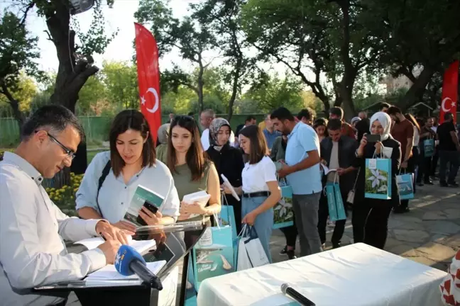 Edremit Belediyesi tarafından hazırlanan 'Bir Sahil Şehri Edremit' kitabı tanıtıldı