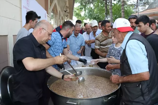 Erzincan'da 5 Bin Kişiye Aşure İkram Edildi