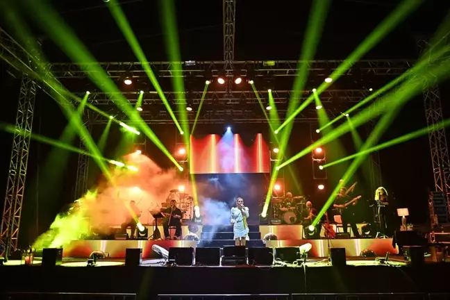 Merve Özbey Hayrabolu Ayçiçeği Festivali'nde Konser Verdi