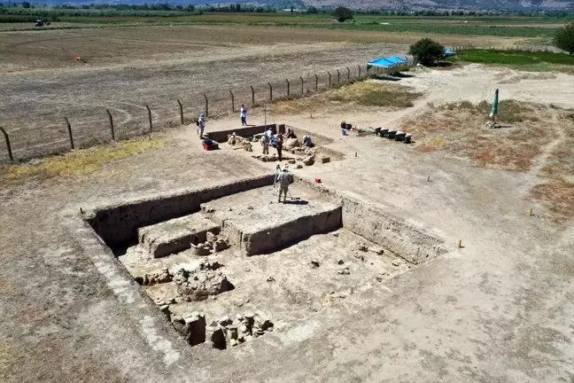 Tepecik Höyüğü'nde Geç Tunç Çağı'na ait yapı ve tahıl küpleri bulundu