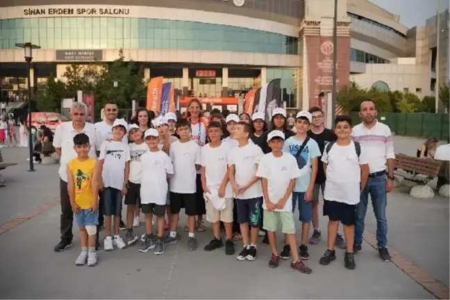 Hepsiburada'nın 'Bir Gülüş Yeter' Projesiyle Kahramanmaraşlı Öğrenciler İstanbul'da Basketbol Maçını İzledi