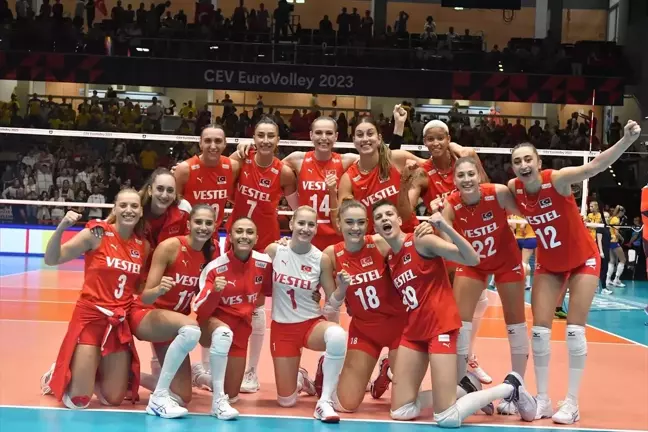 A Milli Kadın Voleybol Takımı İsveç'i 3-0 Yendi
