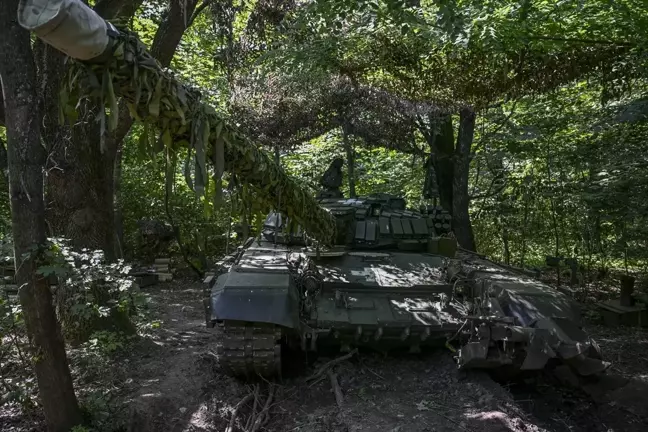 Ukrayna Ordusu Harkiv Bölgesinde Rus Mevzilerine Atış Yapıyor