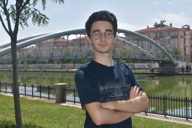 YKS AYT EA birincisi Emre Ekici: Başarım düzenli çalışmaya ve ailemin desteğine bağlı