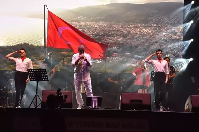Şarkıcılar Trabzon'da Sevenleriyle Buluştu