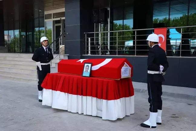 Edirne'de trafik kazasında hayatını kaybeden polis memuru İzmir'e uğurlandı