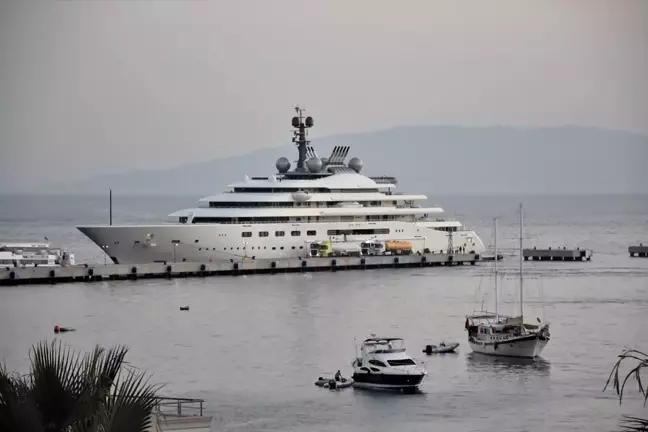 Muğla Bodrum'da Cayman Adaları bayraklı mega yata yakıt ikmali yapıldı