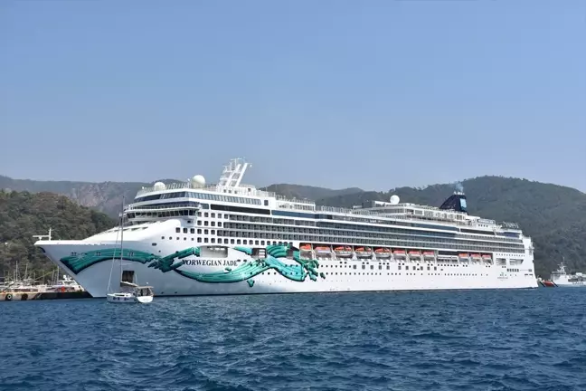 Bahamalar bayraklı Norwegian Jade Marmaris'e geldi
