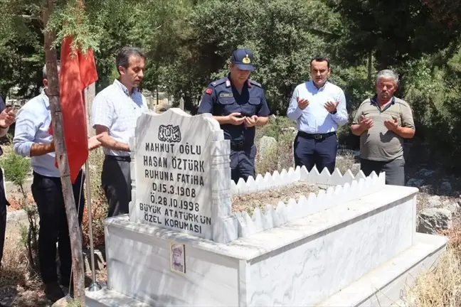 Finike Kaymakamı, Gazi Mustafa Kemal Atatürk'ün korumasının mezarını ziyaret etti