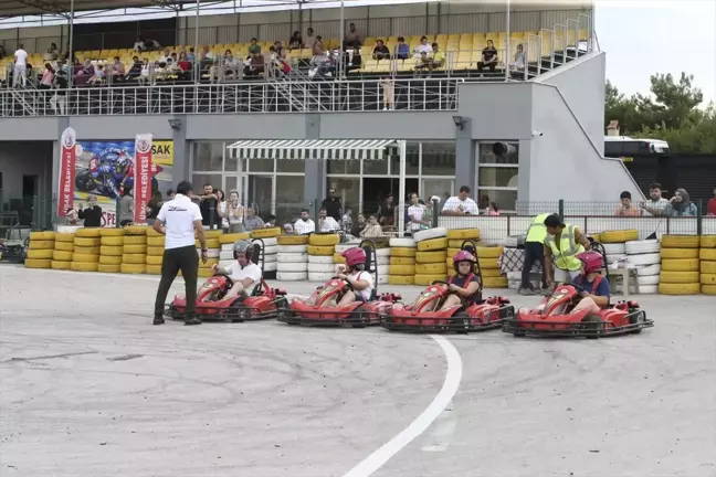 Uşak Belediyesi tarafından düzenlenen karting yarışında aileler heyecan yaşadı