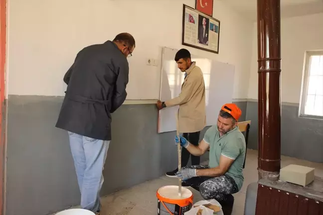 Van'da öğretmen ve öğrenciler okul tadilatı yapıyor