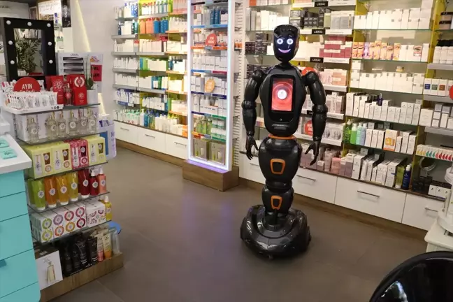 Yalova'da bir eczanede yapay zeka robotu hizmet veriyor