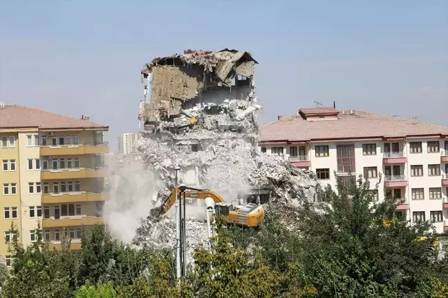 Malatya'da deprem sonrası yıkım çalışmaları devam ediyor