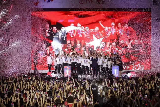 A Milli Kadın Voleybol Takımı Şampiyonluğu Kutladı
