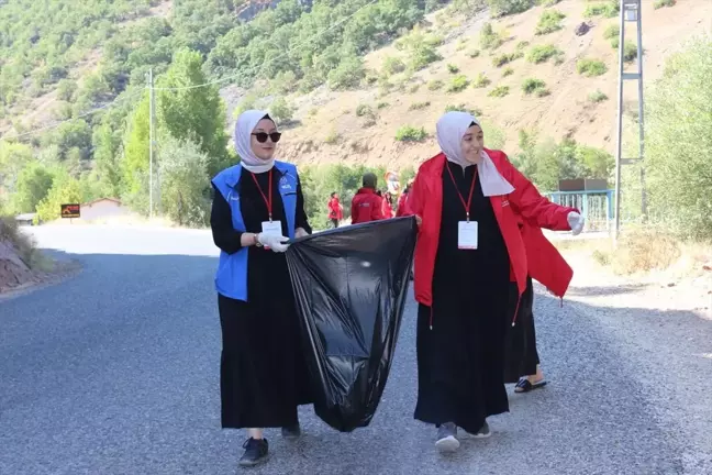 Muş'tan Tunceli'ye gezmeye gelen öğrenciler Munzur Vadisi'nde çöp topladı