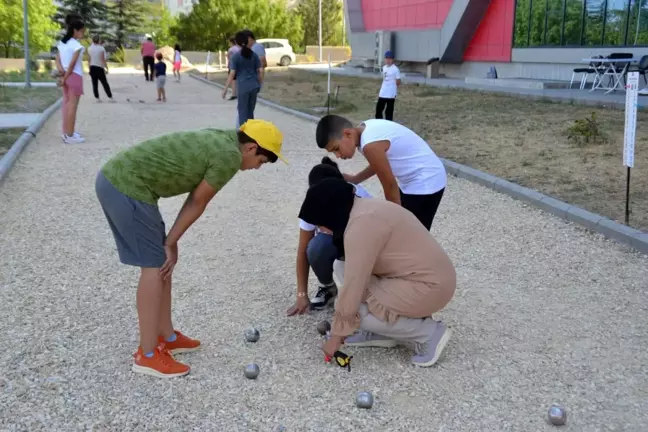 Eskişehir'de çocukları ile Bocce petank öğrenen veliler yarıştı