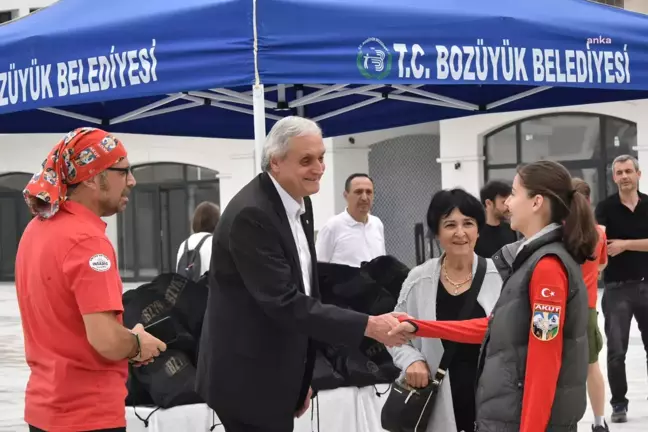 Bozüyük Belediye Başkanı Mehmet Talat Bakkalcıoğlu, Gençlik Doğa Kampı'na katılacak öğrencileri uğurladı