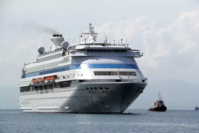 Panama bandıralı kruvaziyer Astoria Grande Sinop Limanı'na demirledi