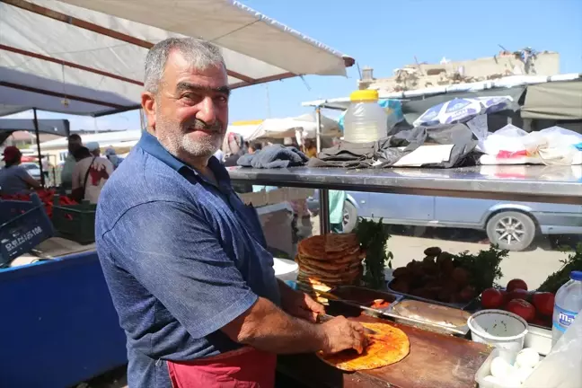 Depremde zarar gören işletme öcce dürümünü müşterilerine sunmaya devam ediyor