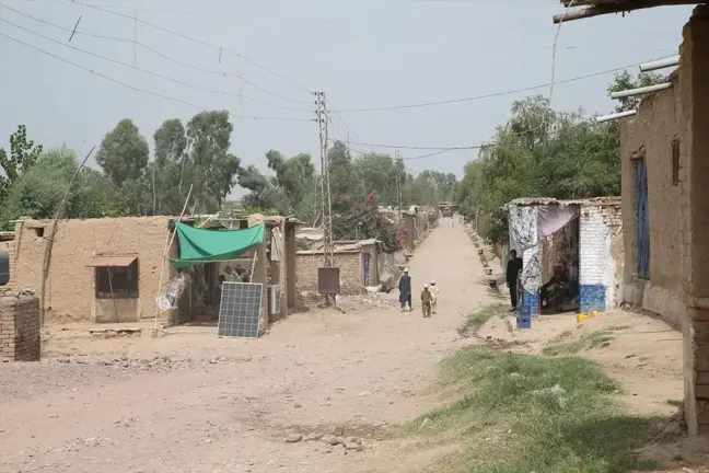 Pakistan'da yaşayan Afgan mülteciler, kayıt kartlarının yenilenmesini talep ediyor