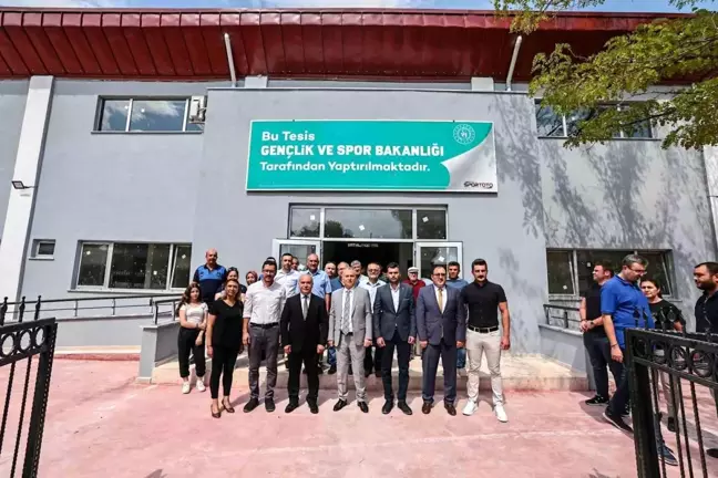 Denizli Büyükşehir Belediye Başkanı Osman Zolan, Çardak Kapalı Spor Salonu ve Gençlik Merkezi'nde İncelemelerde Bulundu