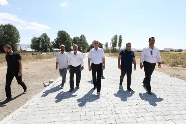 Van'ın Tuşba ilçesinde kilitli parke taşı ve asfalt çalışmaları sürüyor